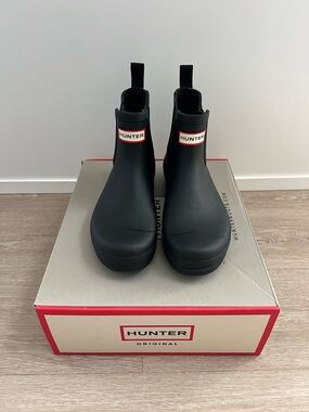 Hunter Black Short Chelsea Rain Boots with Red Logo